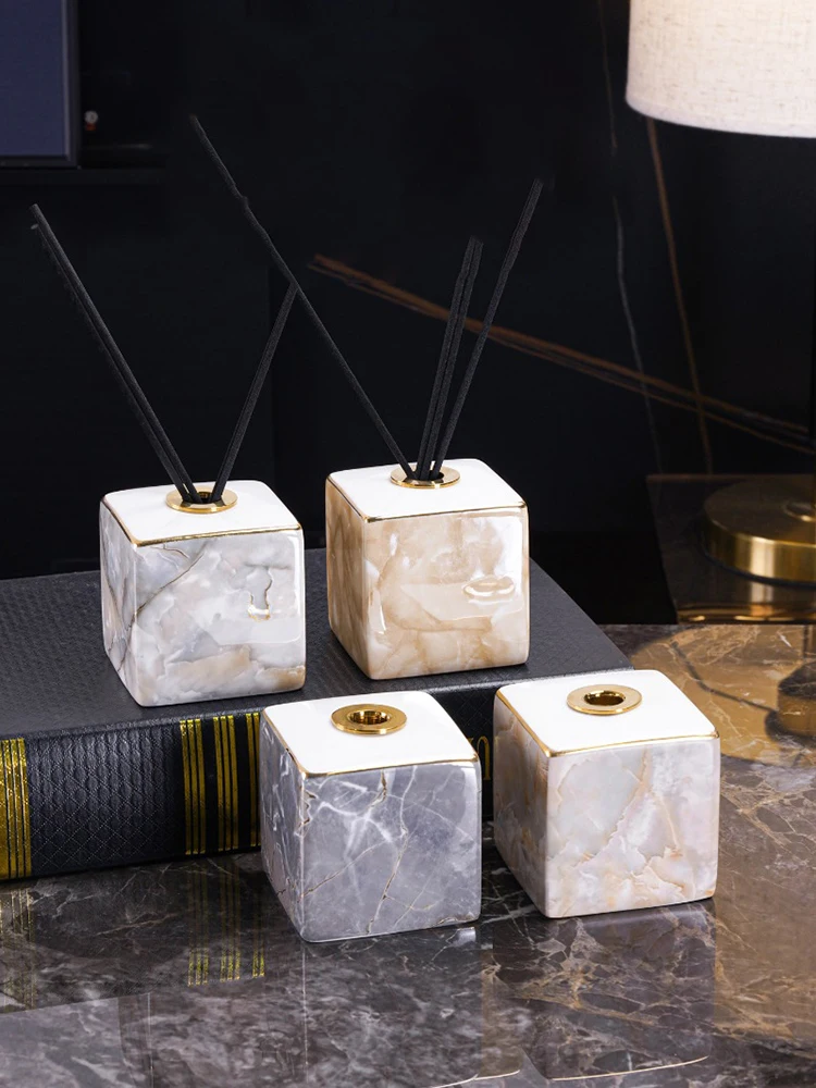 Home Essentials Bathroom Storage - زجاجة عطرية سيراميكية أوروبية بنمط رخامي،